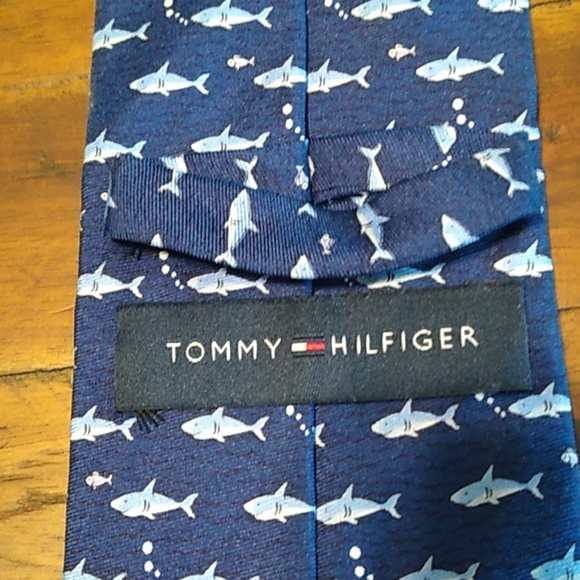 Tommy Hilfiger shark tie - Picture 2 of 4